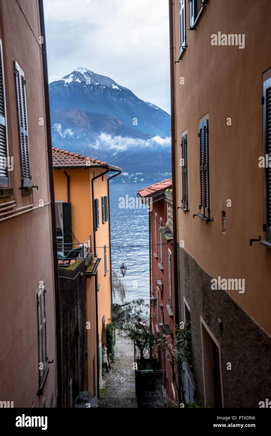 L'Italia, Varenna, Lago di Como, una stretta scalinata in pietra alley Foto Stock