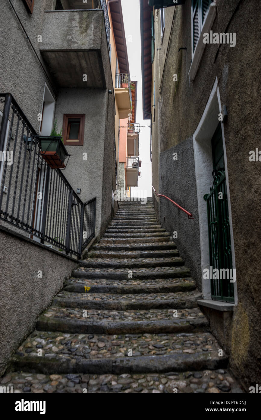 L'Italia, Varenna, Lago di Como, una stretta scalinata in pietra alley Foto Stock