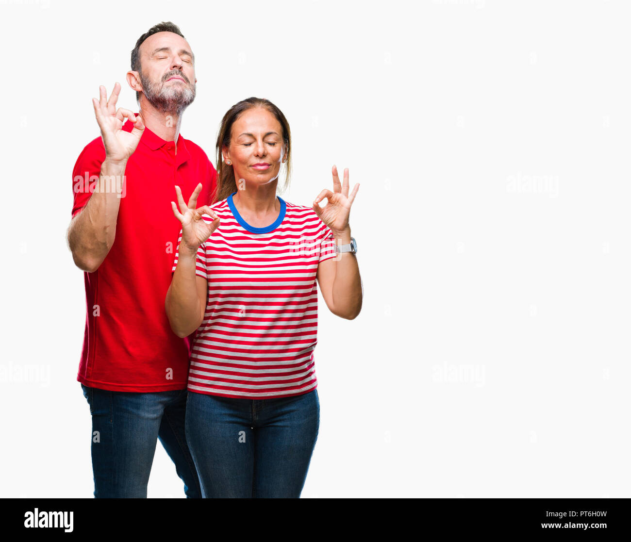 Centro Ispanico di età matura in amore su sfondo isolato relax e sorridente con gli occhi chiusi facendo gesto di meditazione con le dita. Concetto di yoga. Foto Stock