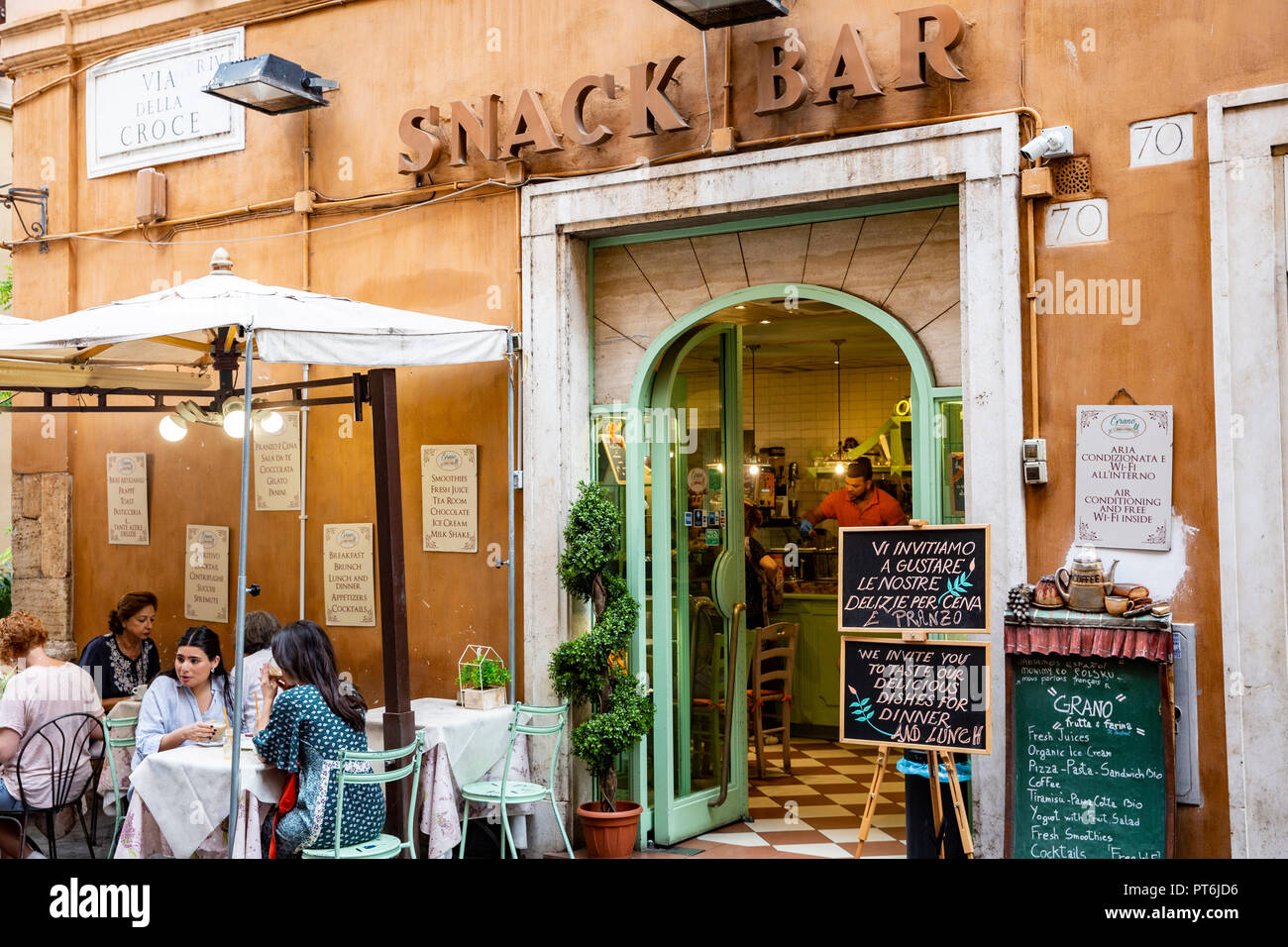 Tradizionale snack bar italiano nel centro di Roma, Lazio, Italia con persone sedute ai tavoli all'aperto Foto Stock