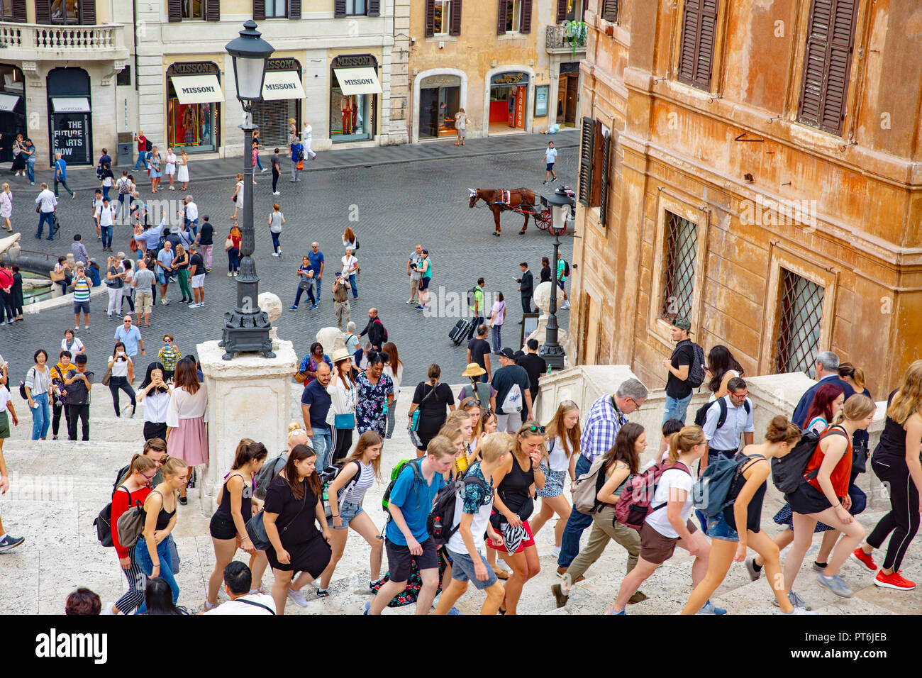 I giovani adolescenti tour la scalinata di Piazza di Spagna a Roma,Piazza di Spagna,Italia Foto Stock