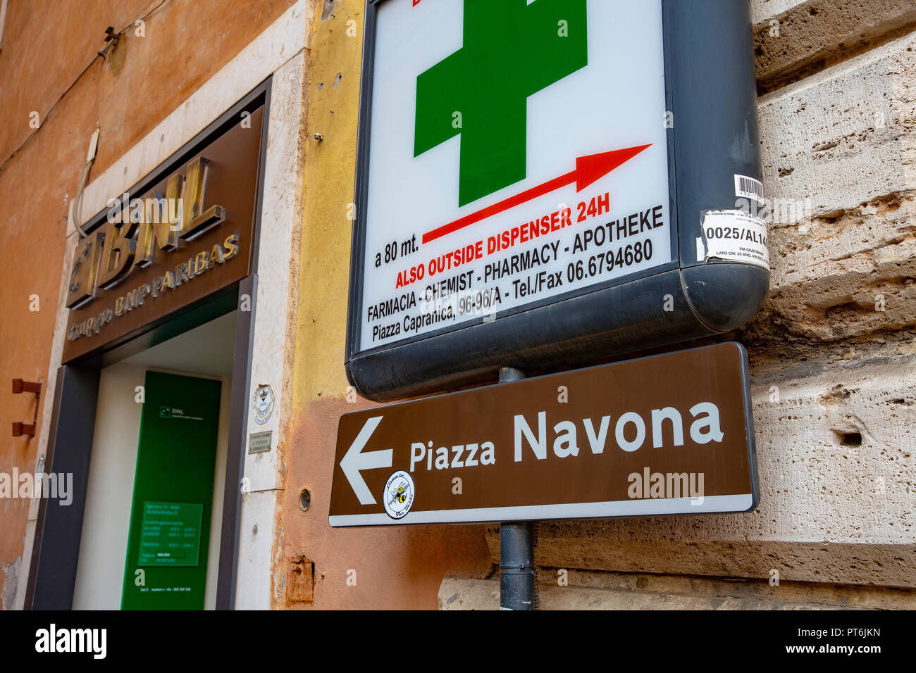 Un cartello stradale per farmacia e Piazza Navona in Roma, Italia Foto  stock - Alamy