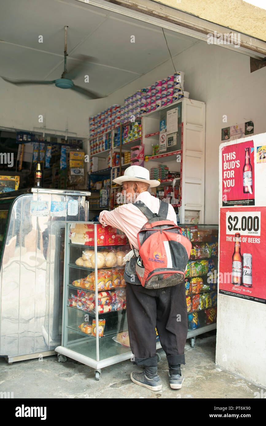 Non identificato uomo colombiano avente una bevanda fredda in un angolo shop per sfuggire al caldo di giorno temperature (circa 32 C). Santa Marta, Colombia. Sep 2018 Foto Stock