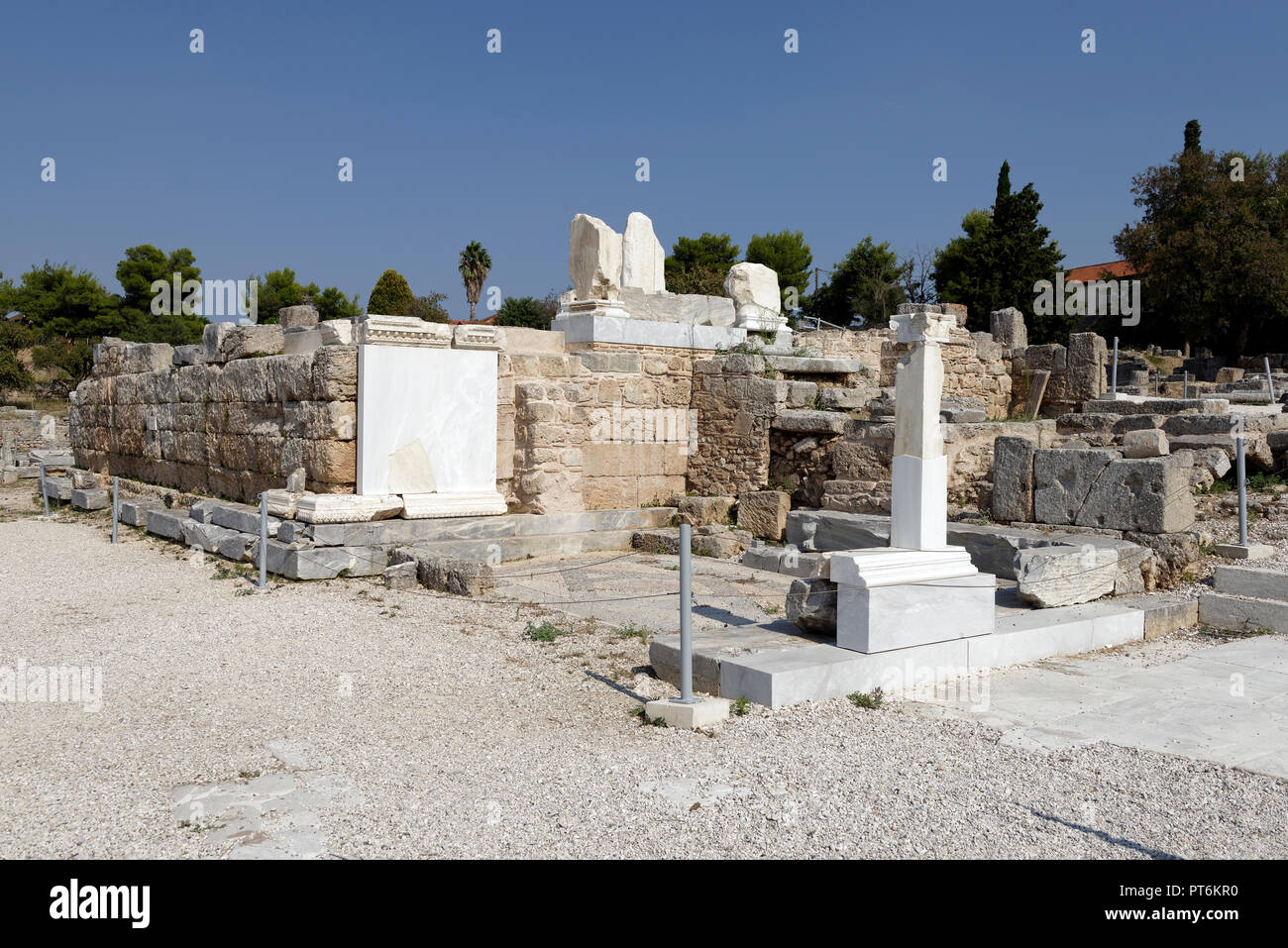 Il Bema (Rostra), un complesso marmo che ha dominato il volto della terrazza del foro superiore. Antica Corinto. Peloponneso. La Grecia. In piedi su un p Foto Stock Il Bema (Rostra), un complesso marmo che ha dominato il volto della terrazza del foro superiore. Antica Corinto. Peloponneso. La Grecia. In piedi su un p Foto Stock