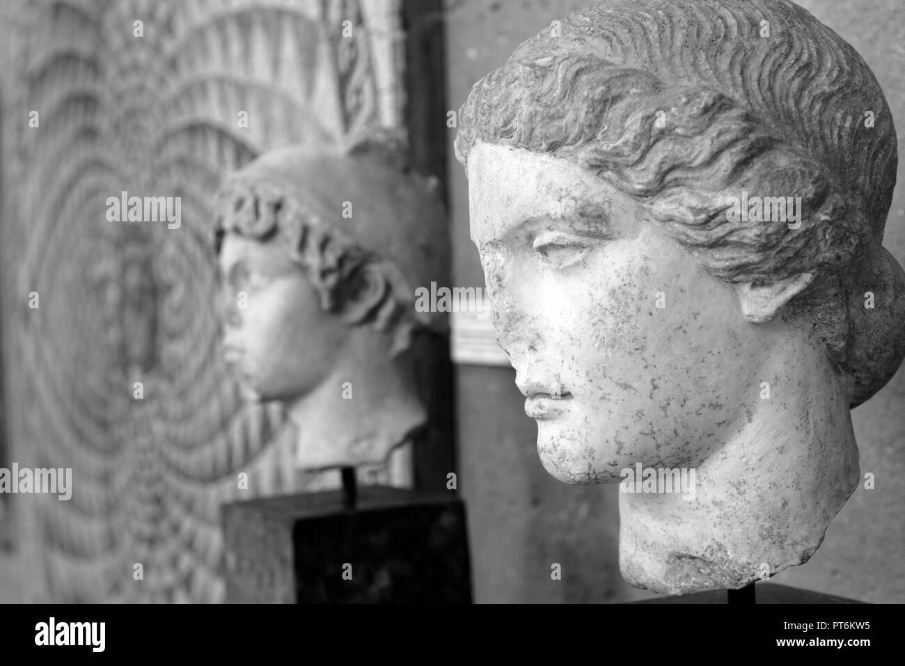 Testa marmorea della dea greca Afrodite. Ii secolo d.c. copia dell'originale greco del V secolo A.C. Museo Archeologico di Corinto antico, Peloponnes Foto Stock