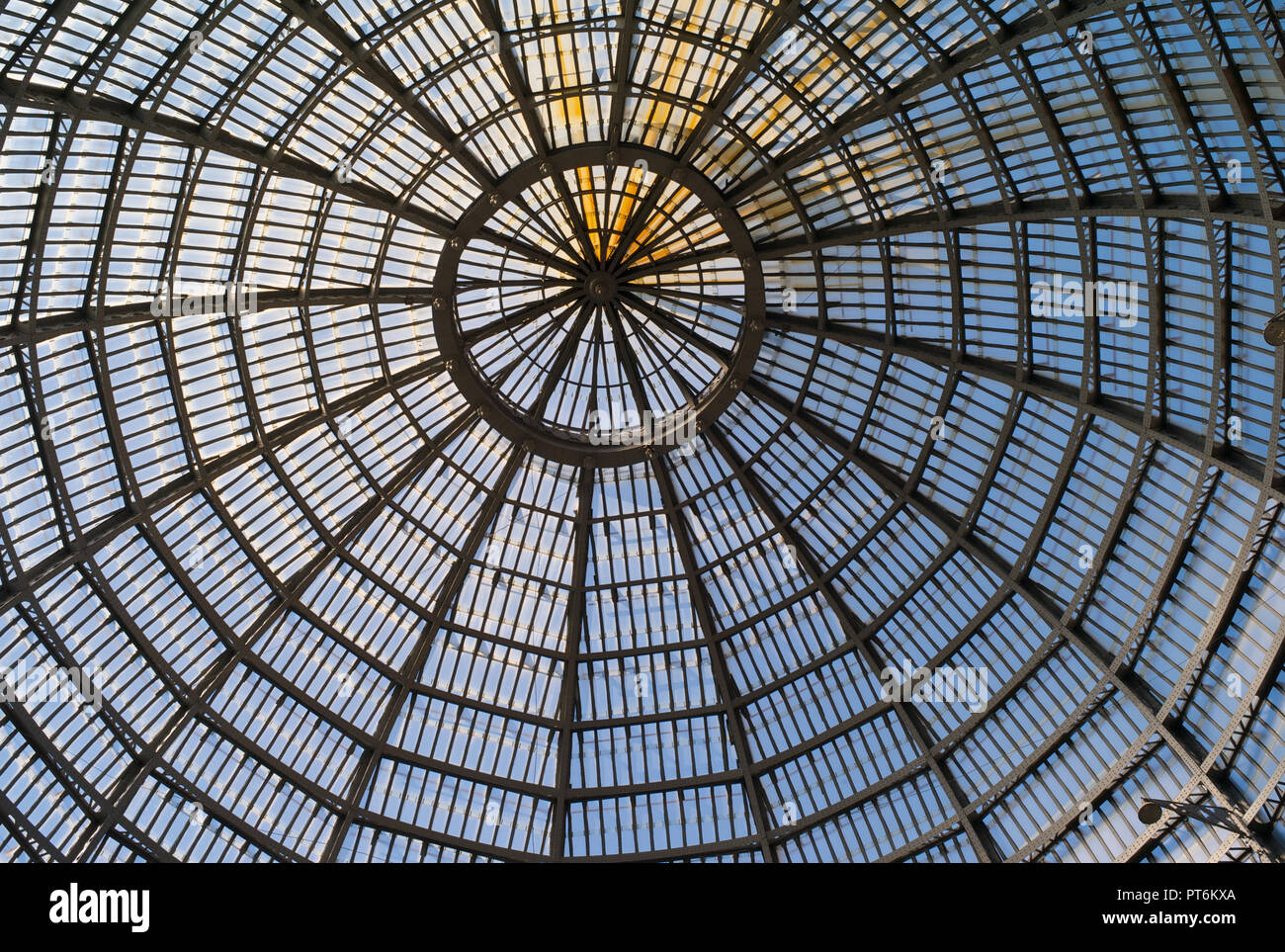 Bella struttura regolare della cupola di vetro della Galleria Umberto I di Napoli, Italia Foto Stock