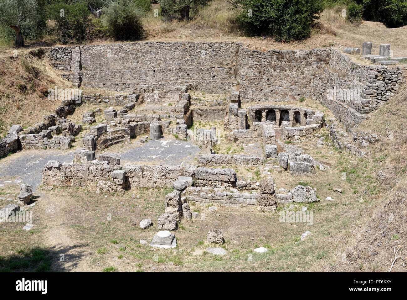 Rovine di Asklepion, un santuario del dio greco della guarigione Asclepio a Antica Gortys, Arcadia, Peloponneso e Grecia. Il sito archeologico di Foto Stock