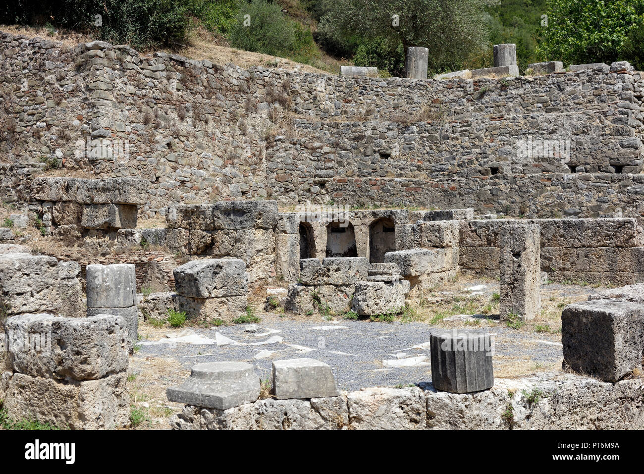 Rovine di Asklepion, un santuario del dio greco della guarigione Asclepio a Antica Gortys, Arcadia, Peloponneso e Grecia. Il sito archeologico di Foto Stock