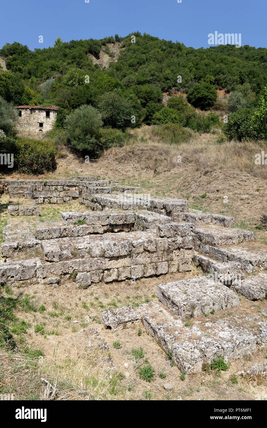 Le rovine dei bagni di Asklepion, un santuario del dio greco della guarigione Asclepio a Antica Gortys, Arcadia, Peloponneso e Grecia. I reperti archeologici si Foto Stock