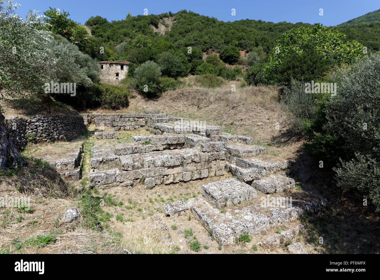 Le rovine dei bagni di Asklepion, un santuario del dio greco della guarigione Asclepio a Antica Gortys, Arcadia, Peloponneso e Grecia. I reperti archeologici si Foto Stock
