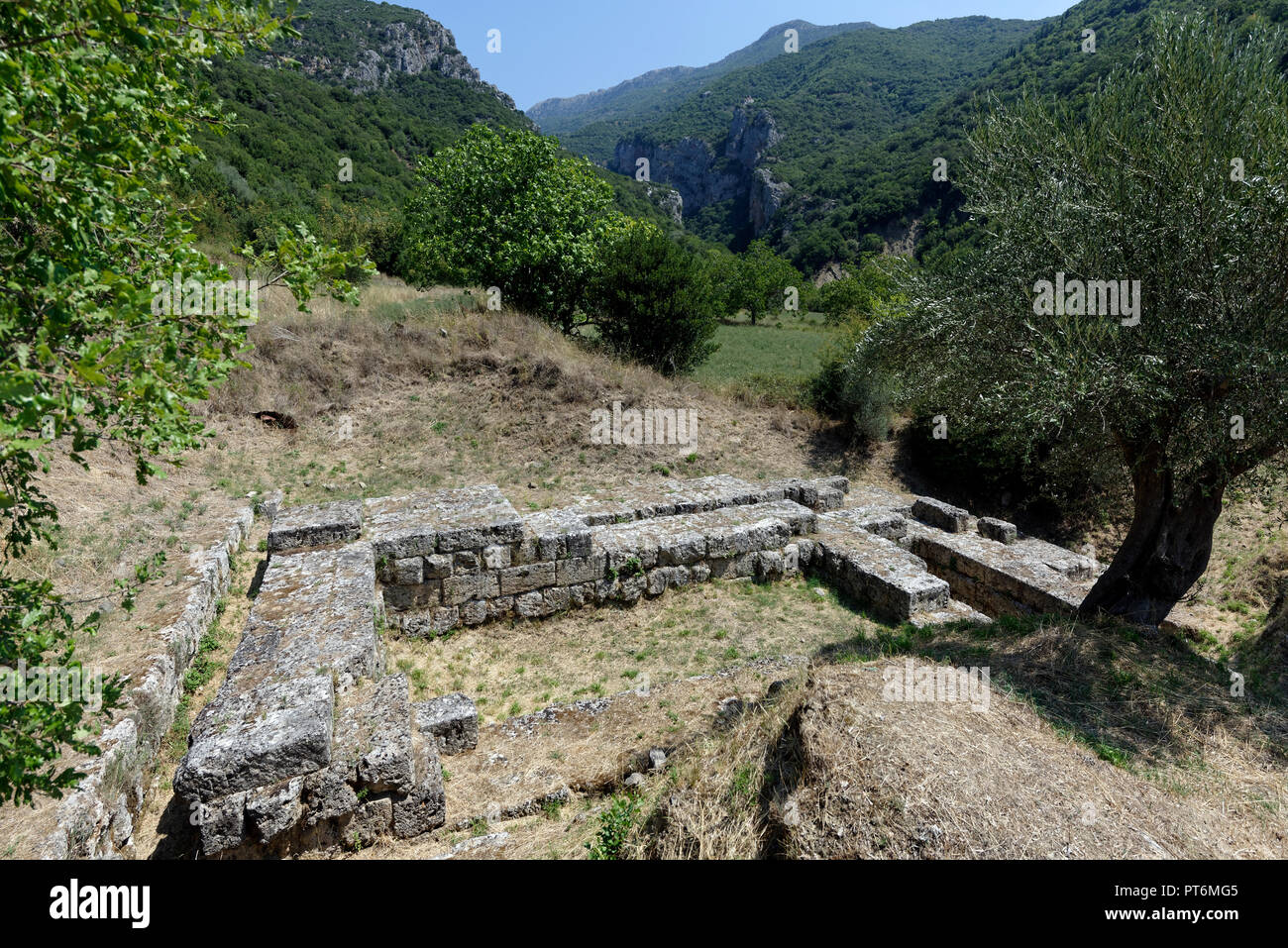 Le rovine dei bagni di Asklepion, un santuario del dio greco della guarigione Asclepio a Antica Gortys, Arcadia, Peloponneso e Grecia. I reperti archeologici si Foto Stock