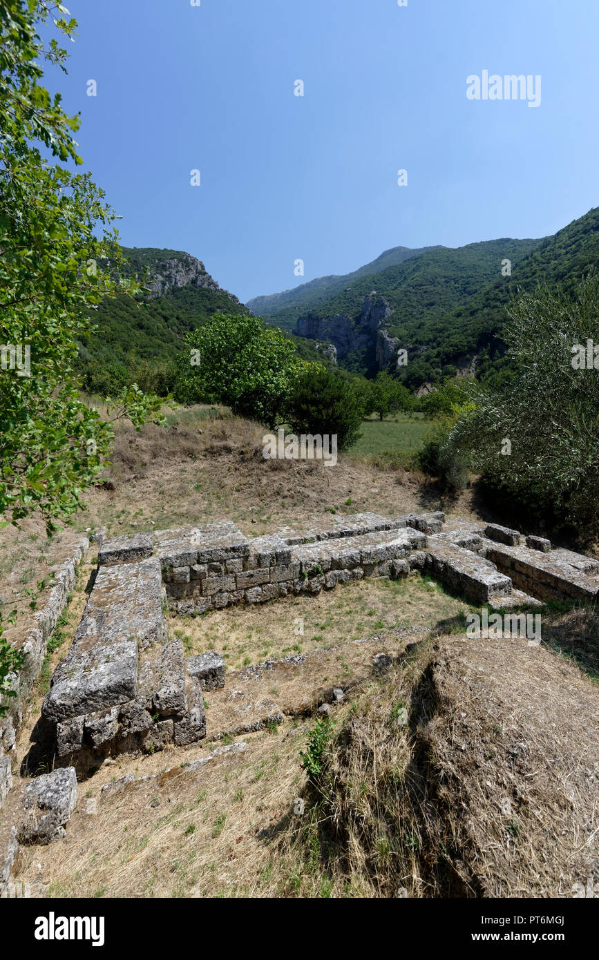 Le rovine dei bagni di Asklepion, un santuario del dio greco della guarigione Asclepio a Antica Gortys, Arcadia, Peloponneso e Grecia. I reperti archeologici si Foto Stock