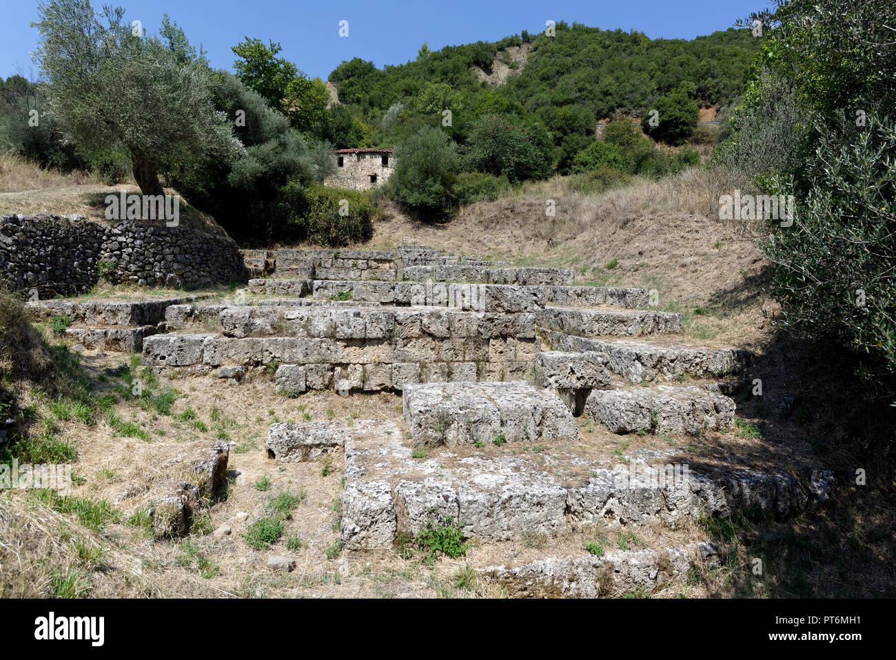 Le rovine dei bagni di Asklepion, un santuario del dio greco della guarigione Asclepio a Antica Gortys, Arcadia, Peloponneso e Grecia. I reperti archeologici si Foto Stock