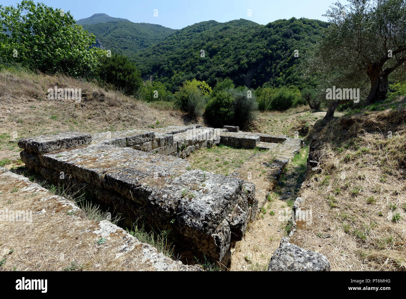 Le rovine dei bagni di Asklepion, un santuario del dio greco della guarigione Asclepio a Antica Gortys, Arcadia, Peloponneso e Grecia. I reperti archeologici si Foto Stock