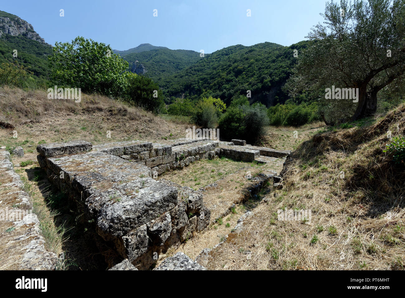 Le rovine dei bagni di Asklepion, un santuario del dio greco della guarigione Asclepio a Antica Gortys, Arcadia, Peloponneso e Grecia. I reperti archeologici si Foto Stock