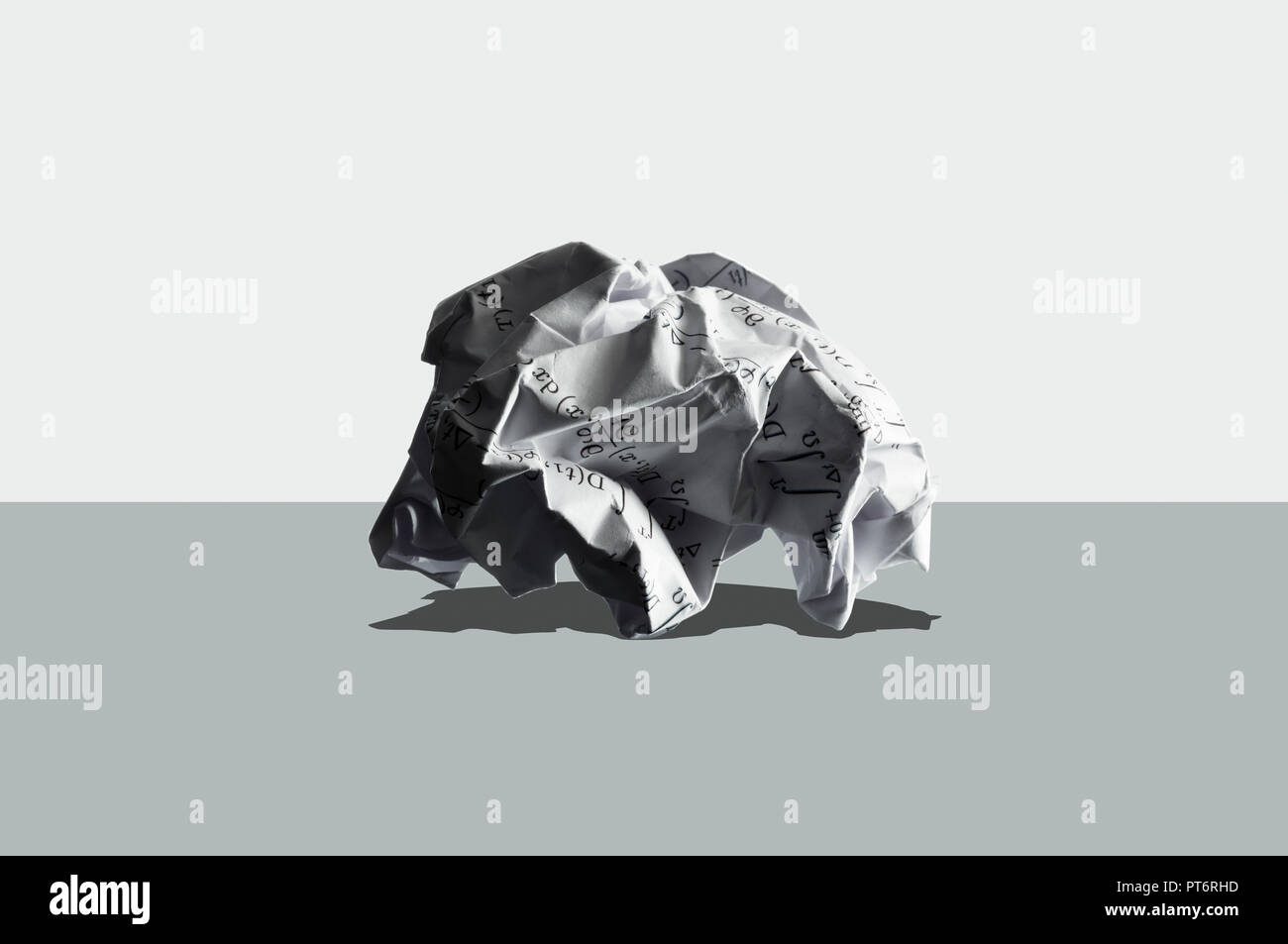 Concetto carta sgualcita con algoritmo, Formula, Scienza Foto Stock