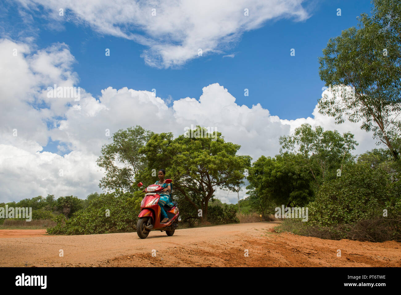 AUROVILLE, INDIA - Ottobre 2018: cielo nuvoloso prima il monsone Foto Stock