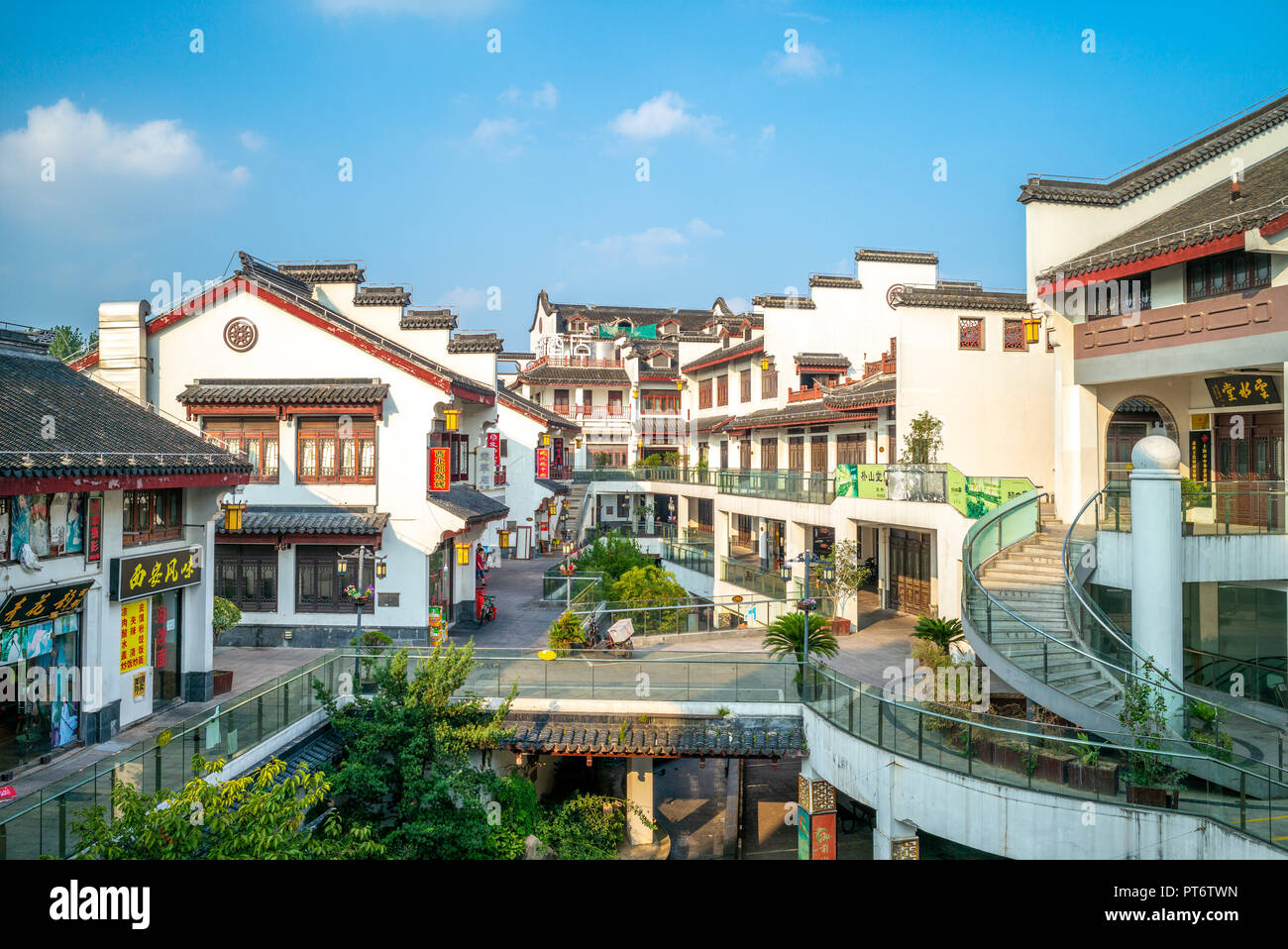 Shanghai, Cina - 30 Luglio 2018: Paesaggio di Qibao Città Vecchia con molti alberghi e ristoranti a Shanghai in Cina Foto Stock