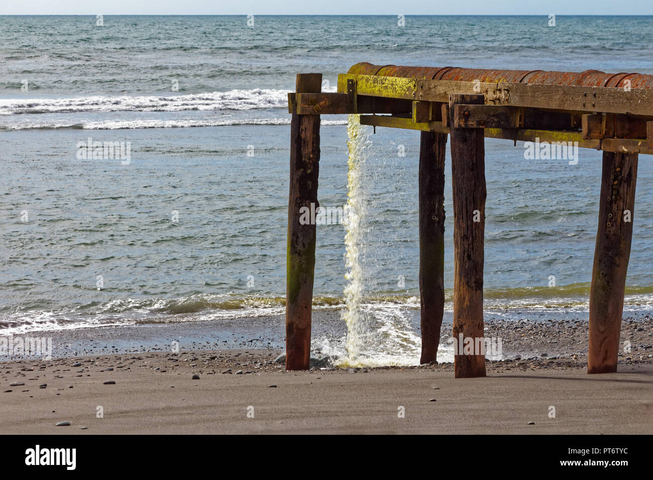 Tubo di scarico sfociare nel mare su Nuova Zelanda West Coast Foto Stock