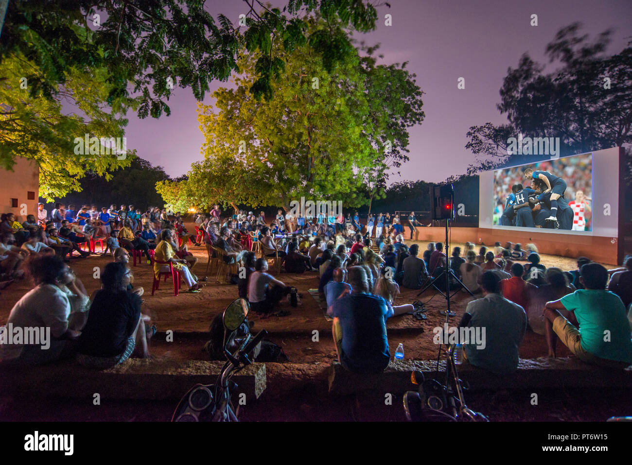 AUROVILLE, India - 15 Luglio 2018: 2018 FIFA World Cup Russia. La finale Francia - Croazia schermato nella certezza campo sportivo Foto Stock