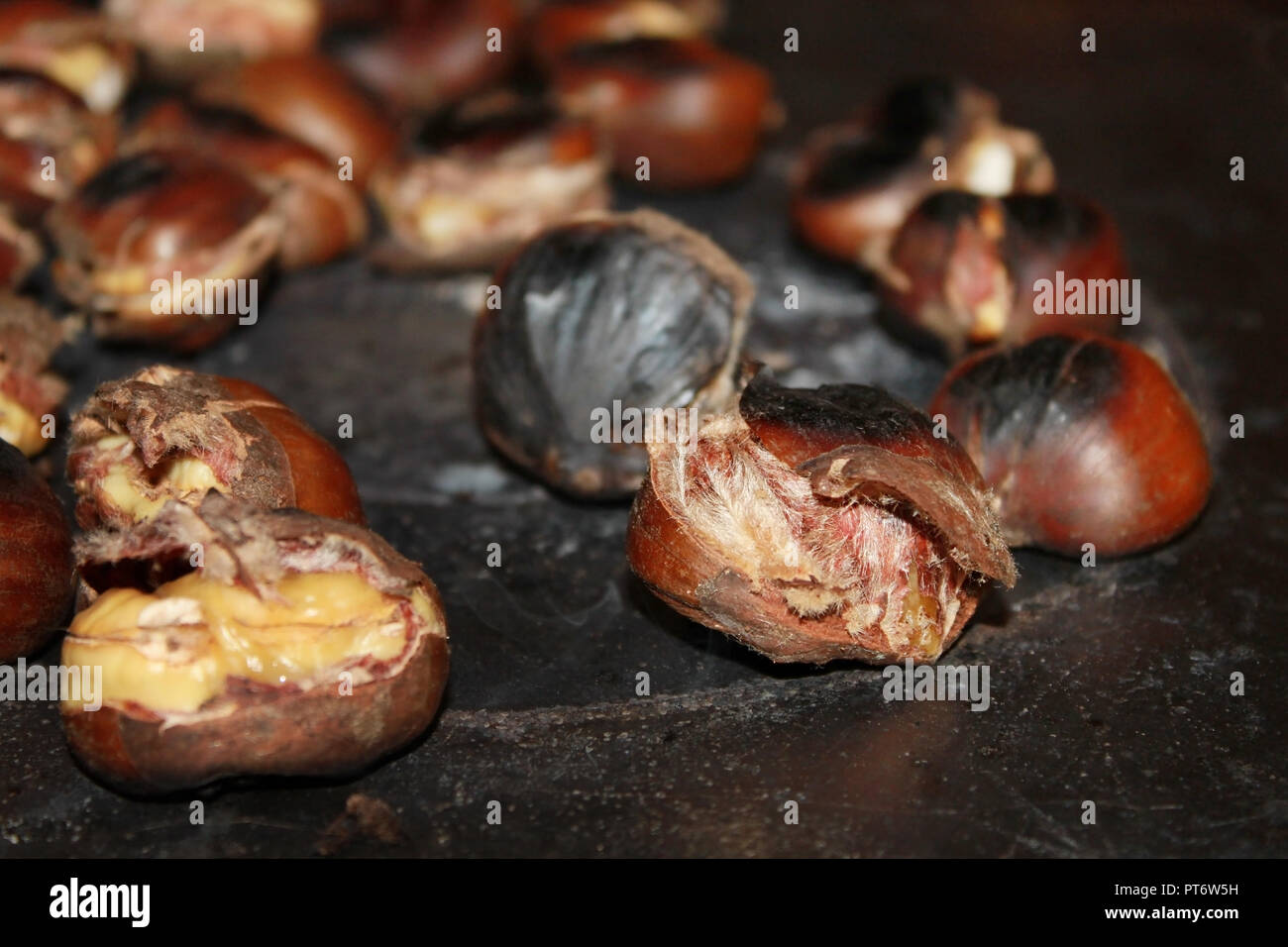 Le castagne la tostatura sulla parte superiore di una tradizionale stufa libanese. Foto Stock