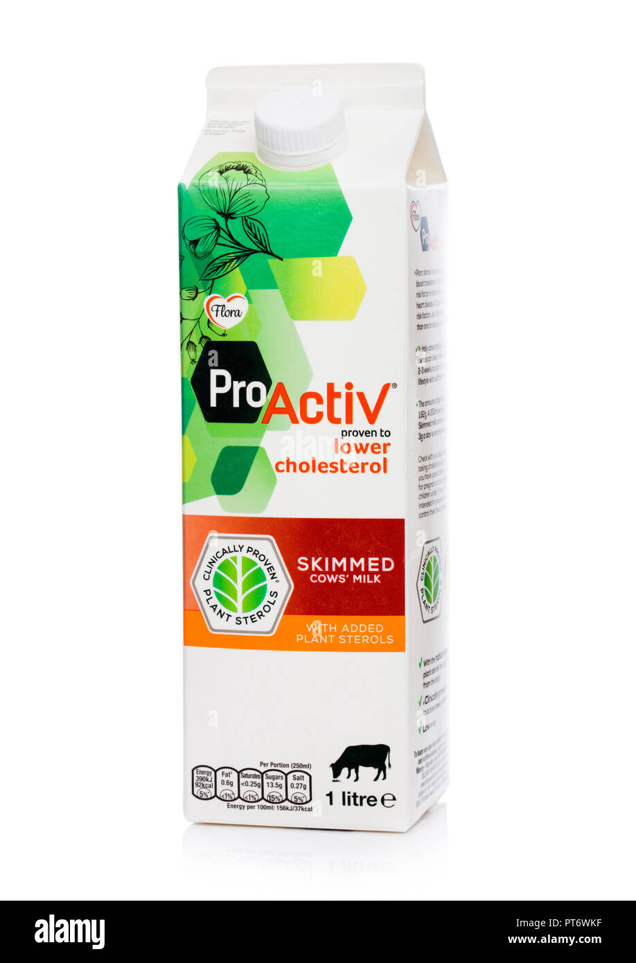LONDON, Regno Unito - 05 ottobre 2018: Pack di Flora Pro Activ Latte  scremato a basso contenuto di colesterolo su bianco Foto stock - Alamy