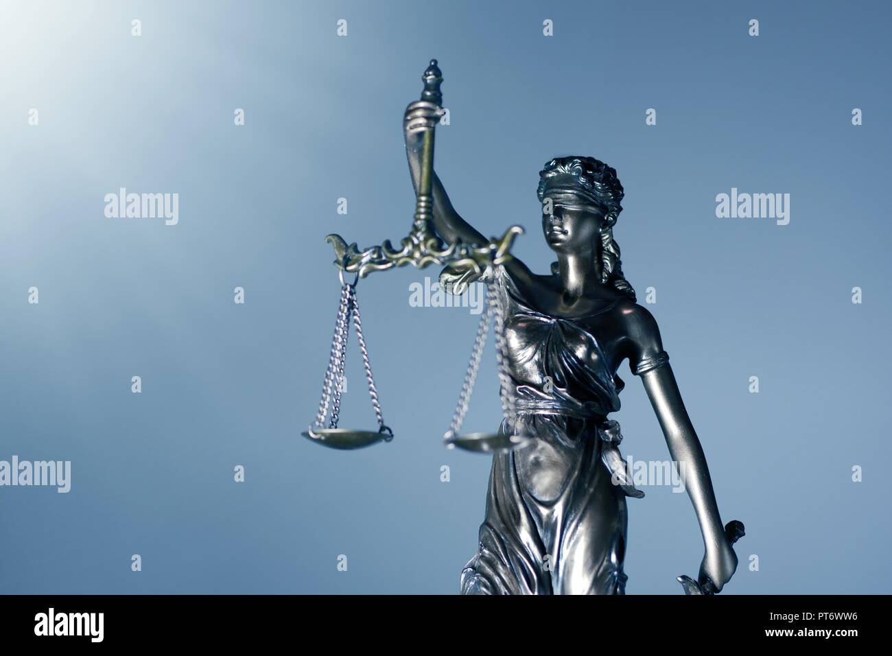 Statua di Lady giustizia - basso angolo di visione. Foto Stock