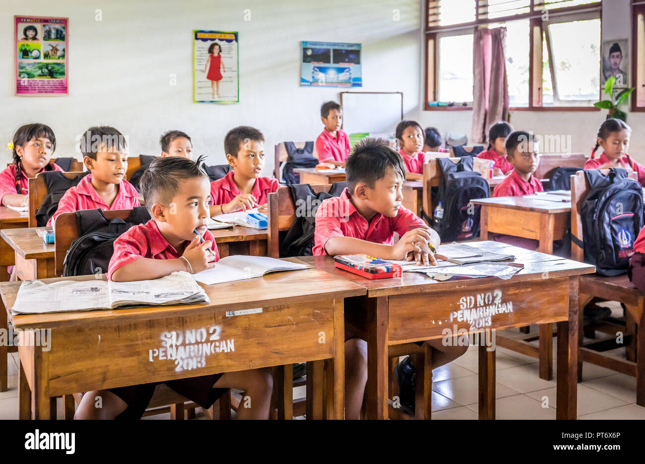 BALI, Indonesia - 25 Aprile 2018: giovani allievi felici balinese indossa abiti di scuola a studiare presso la scuola primaria sull isola di Bali, Indonesia Foto Stock