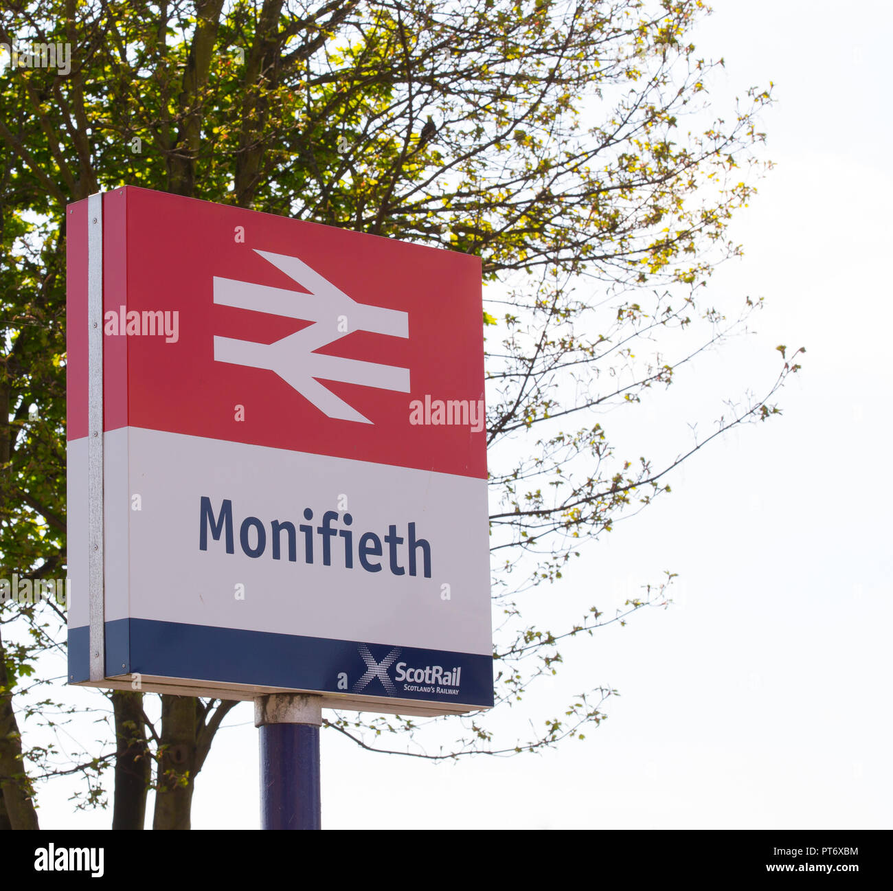 Segno per la stazione ferroviaria della città di a Monifieth in Angus, Scotland, Regno Unito Foto Stock