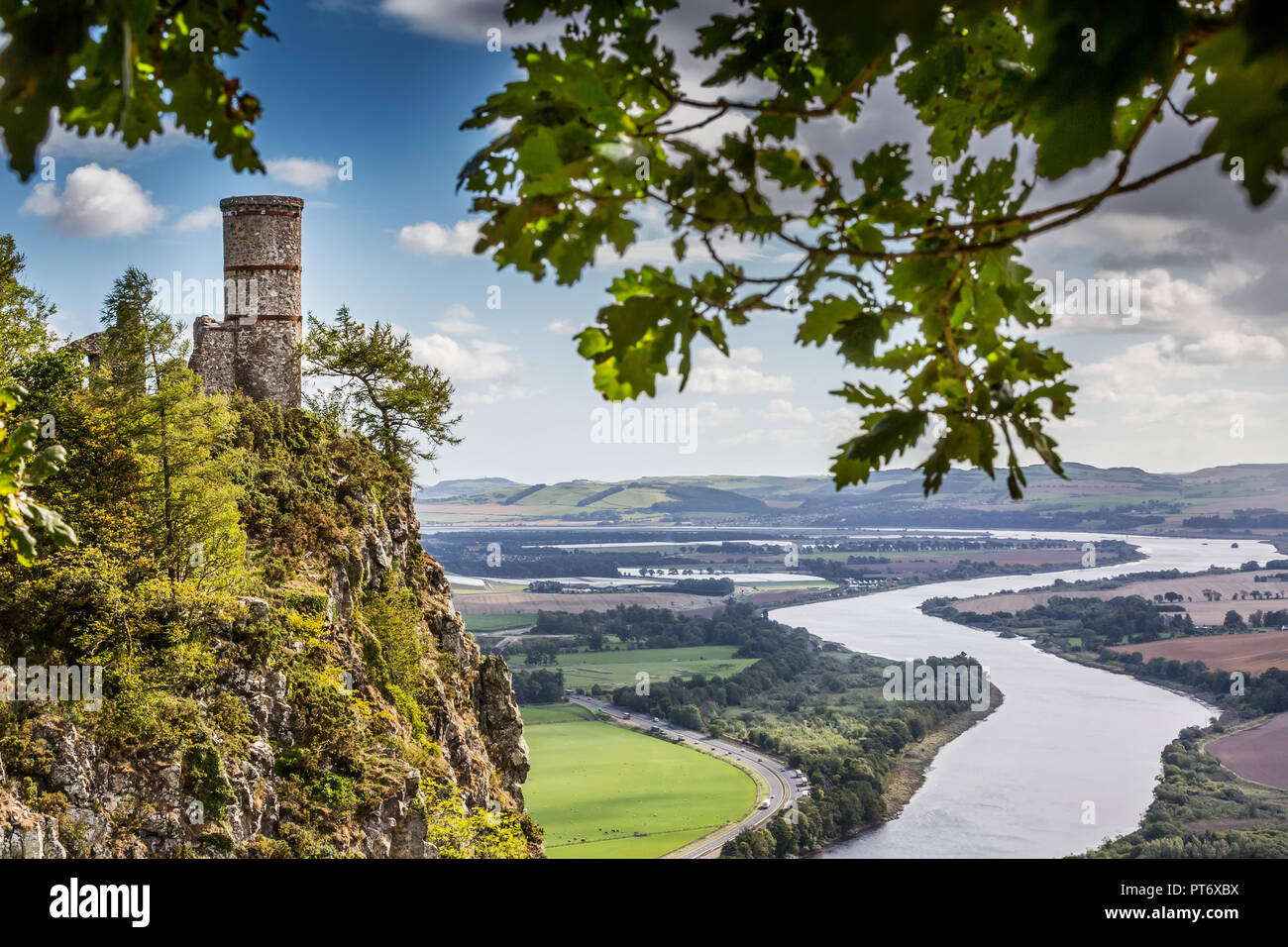 Le rovine di Kinnoull Hill Tower si affaccia sul fiume Tay e la città di Perth, Scotland, Regno Unito Foto Stock