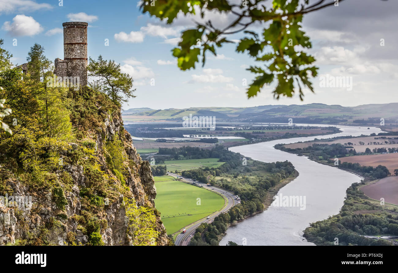 Le rovine di Kinnoull Hill Tower si affaccia sul fiume Tay e la città di Perth, Scotland, Regno Unito Foto Stock