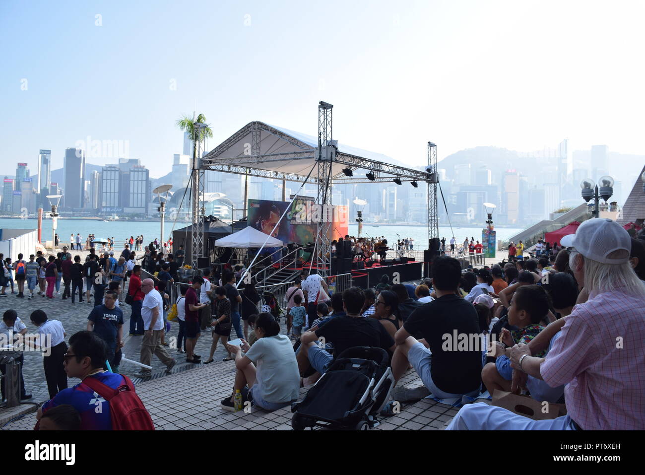 La folla di persone ad ascoltare un concerto jazz in Tsim Sha Tsui promenade di Hong Kong, Cina Foto Stock