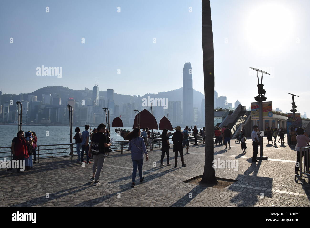 Skyline di Hong Kong Island da Tsim Sha Tsui promenade di Hong Kong, Cina Foto Stock