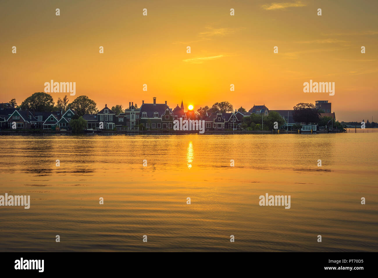 Il tramonto sopra il bellissimo villaggio di Zaanse Schans in Olanda Foto Stock