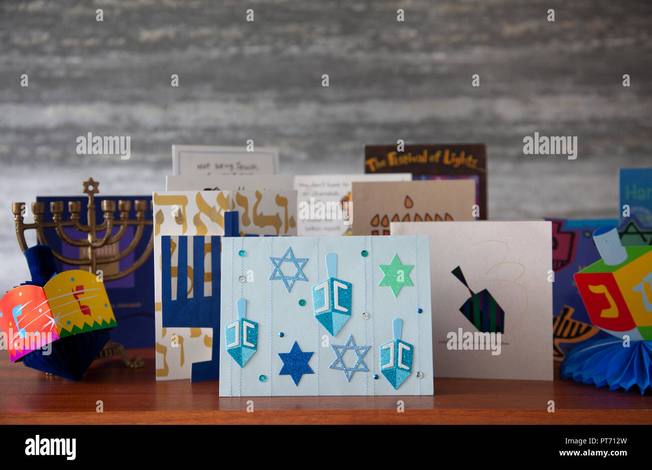 Selezioni di biglietti di auguri un chanukiah e dreidls decorativa. Festa ebraica di Hanukkah aka chanukkah, Chanukah, Hannuka, Foto Stock