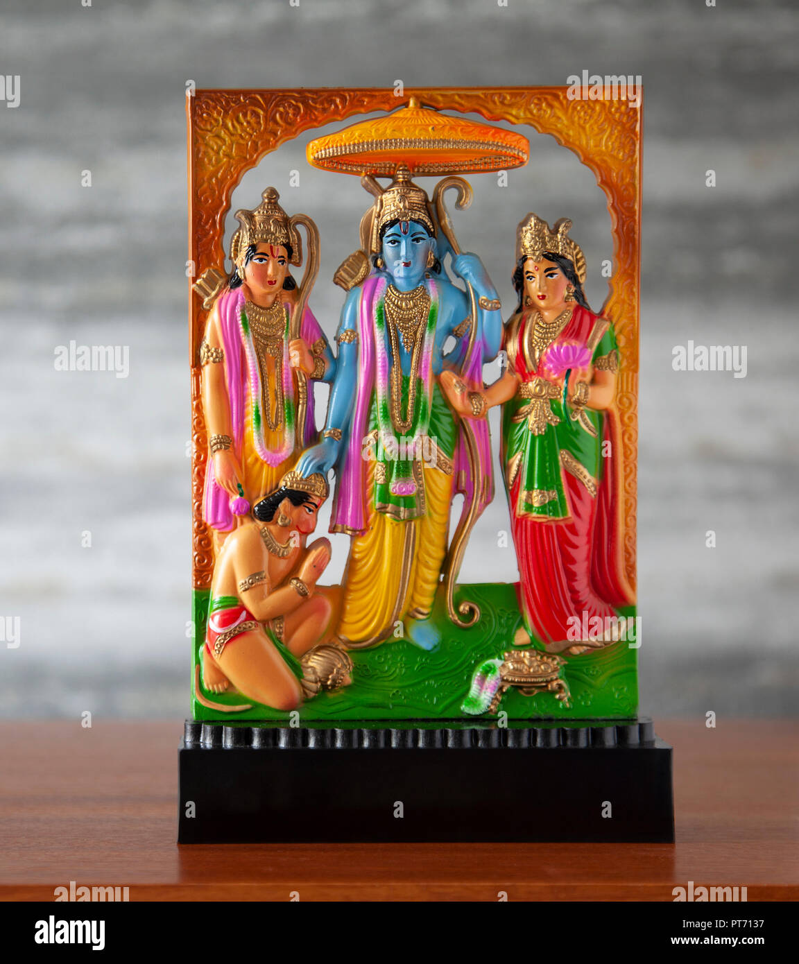 Piccolo in plastica stampata, standalone di Ram Darbar scultura, un religioso indù artefatto con Sri Ram, Sita, Lakshman e Hanuman la scimmia dio. Ramayana, Foto Stock
