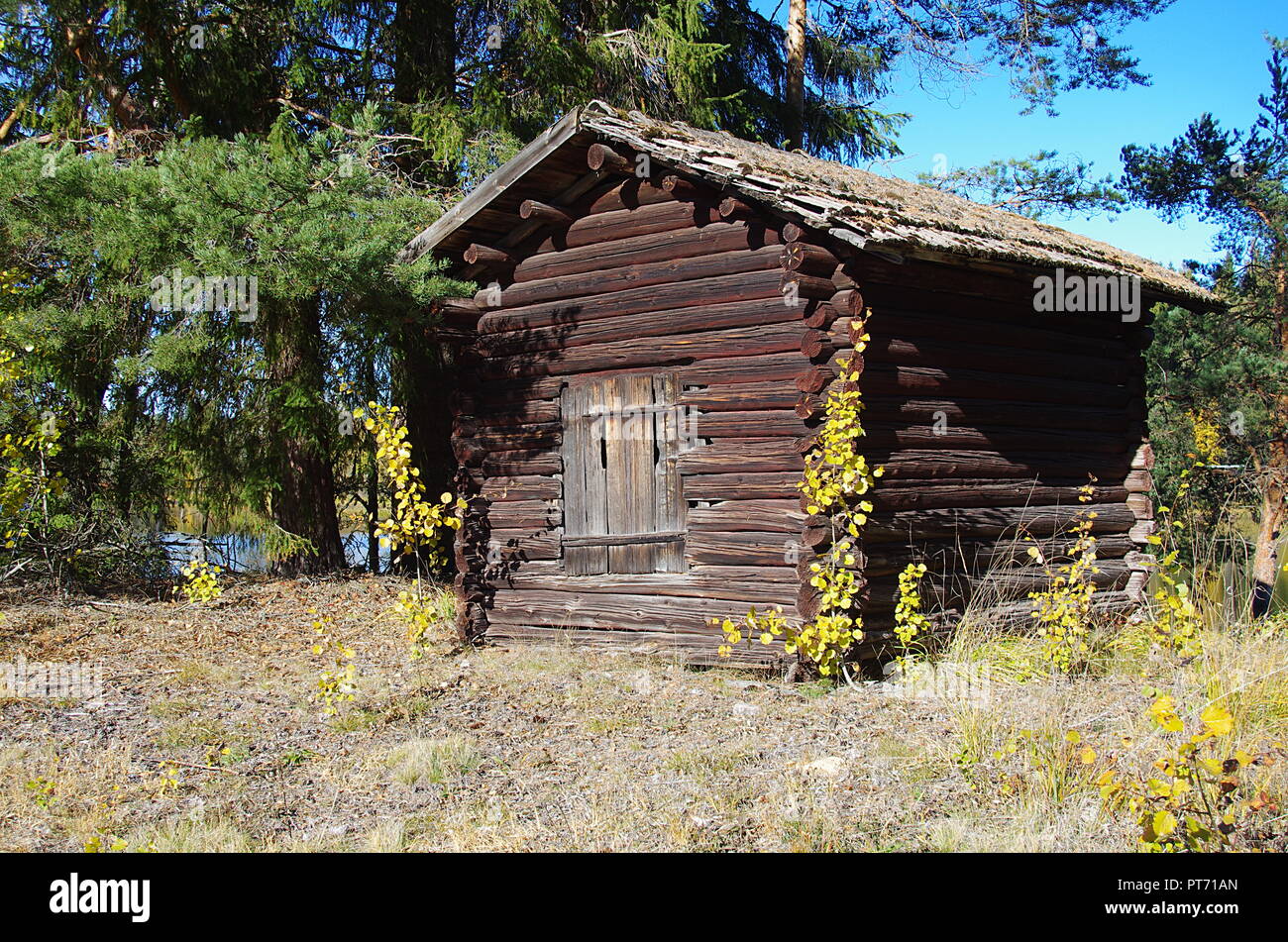 Un vecchio cottage di legno vicino a un fiume in Dalarna in Svezia. Foto Stock