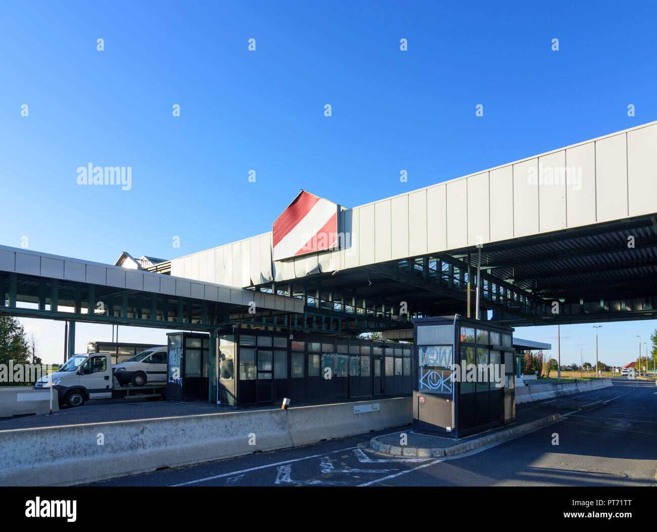 Fertöujlak: inutilizzati edificio di frontiera in Austria, strada in Neusiedler See (lago di Neusiedl), Győr-Moson-Sopron, Ungheria Foto Stock