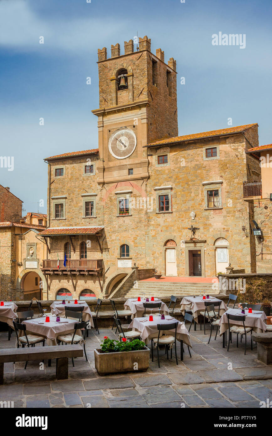 Cortona il Palazzo Comunale con la torre rinascimentale orologio nel centro storico, un antico borgo medievale in Toscana Foto Stock