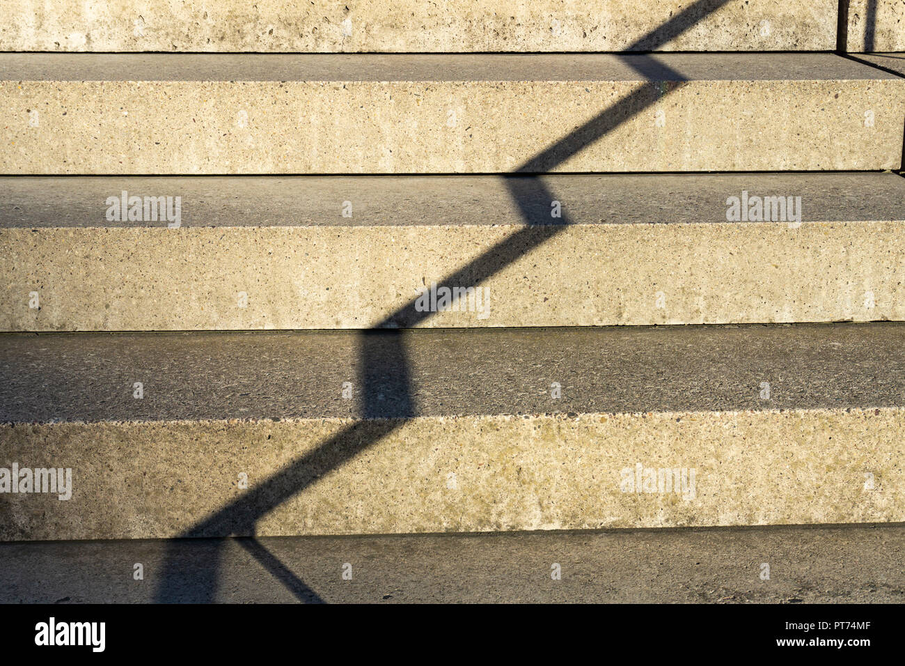 Berlino, Germania, Settembre 27, 2018: Full Frame Close-Up dell ombra della ringhiera su scale Foto Stock