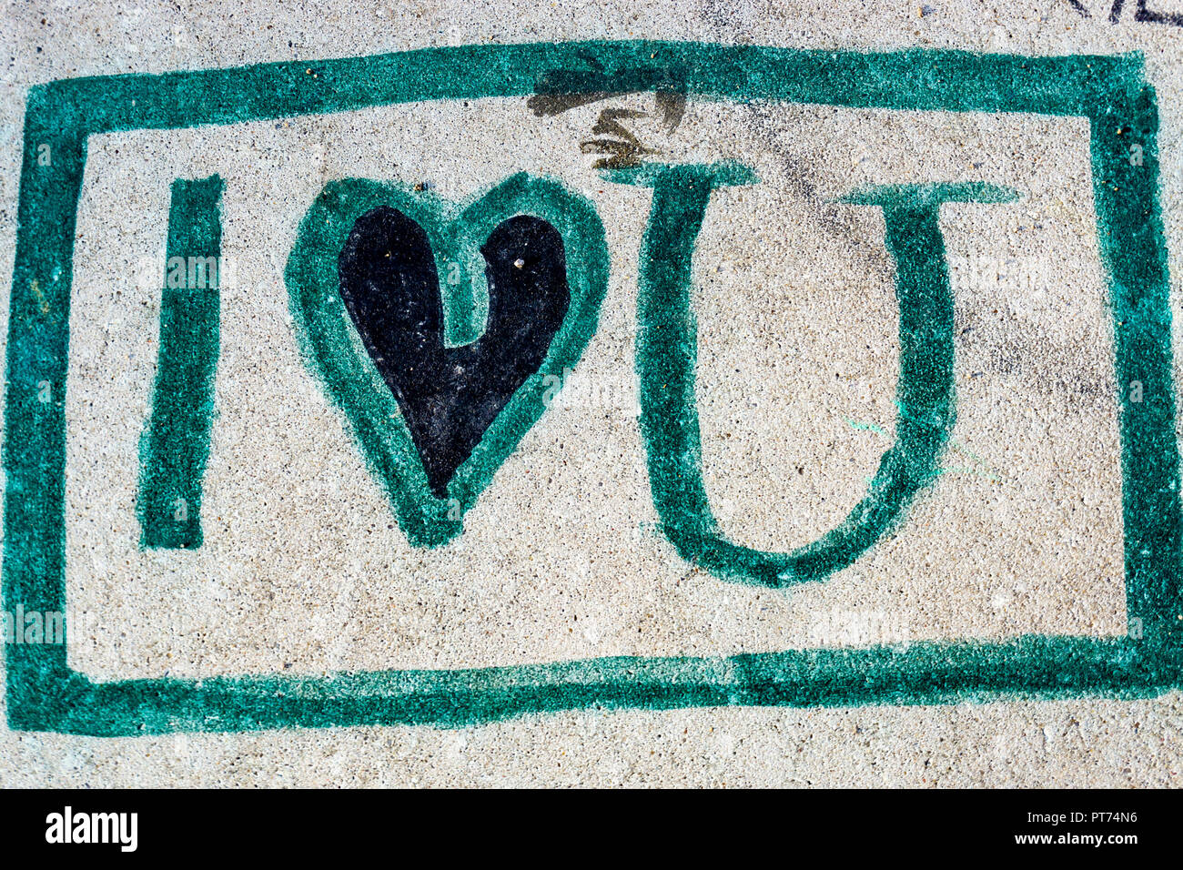 Berlino, Germania, Ottobre 06, 2018: Close-Up di "I Love U' Graffiti sul banco di pietra Foto Stock