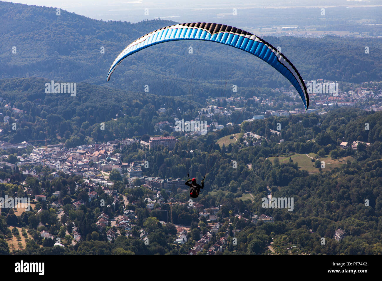 Baden-Baden, nella Foresta Nera, paragliding, appena avviato dal Merkur montagna, sopra la città, Foto Stock