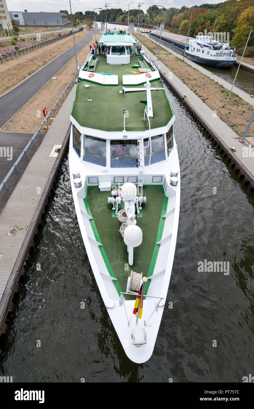 Fiume nave da crociera LA BOHEME nel fiume principale della serratura Eddersheim chiusa ad ovest di Francoforte Foto Stock