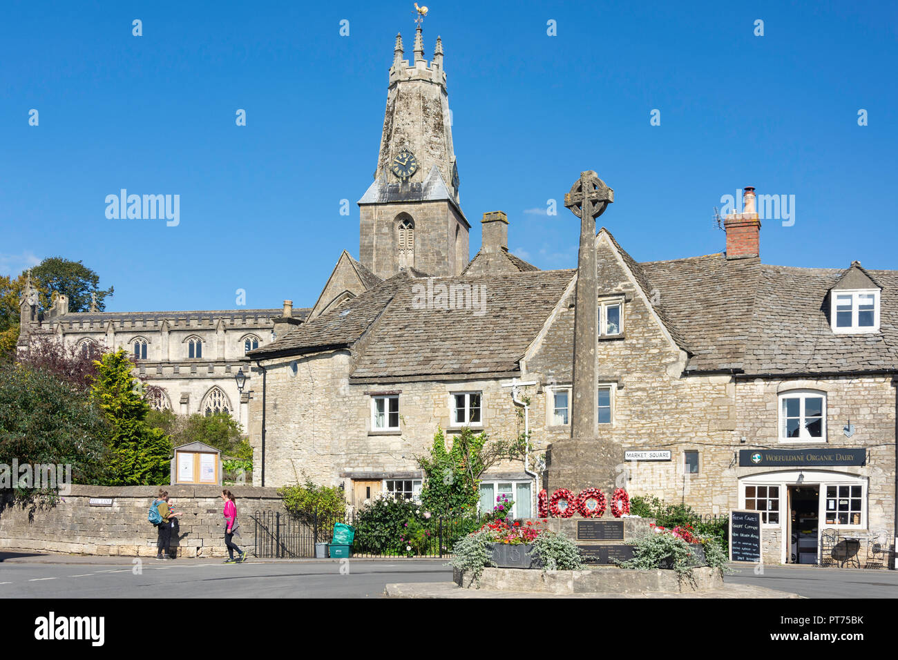 Piazza del Mercato che mostra chiesa della Santa Trinità, Minchinhampton, Gloucestershire, England, Regno Unito Foto Stock