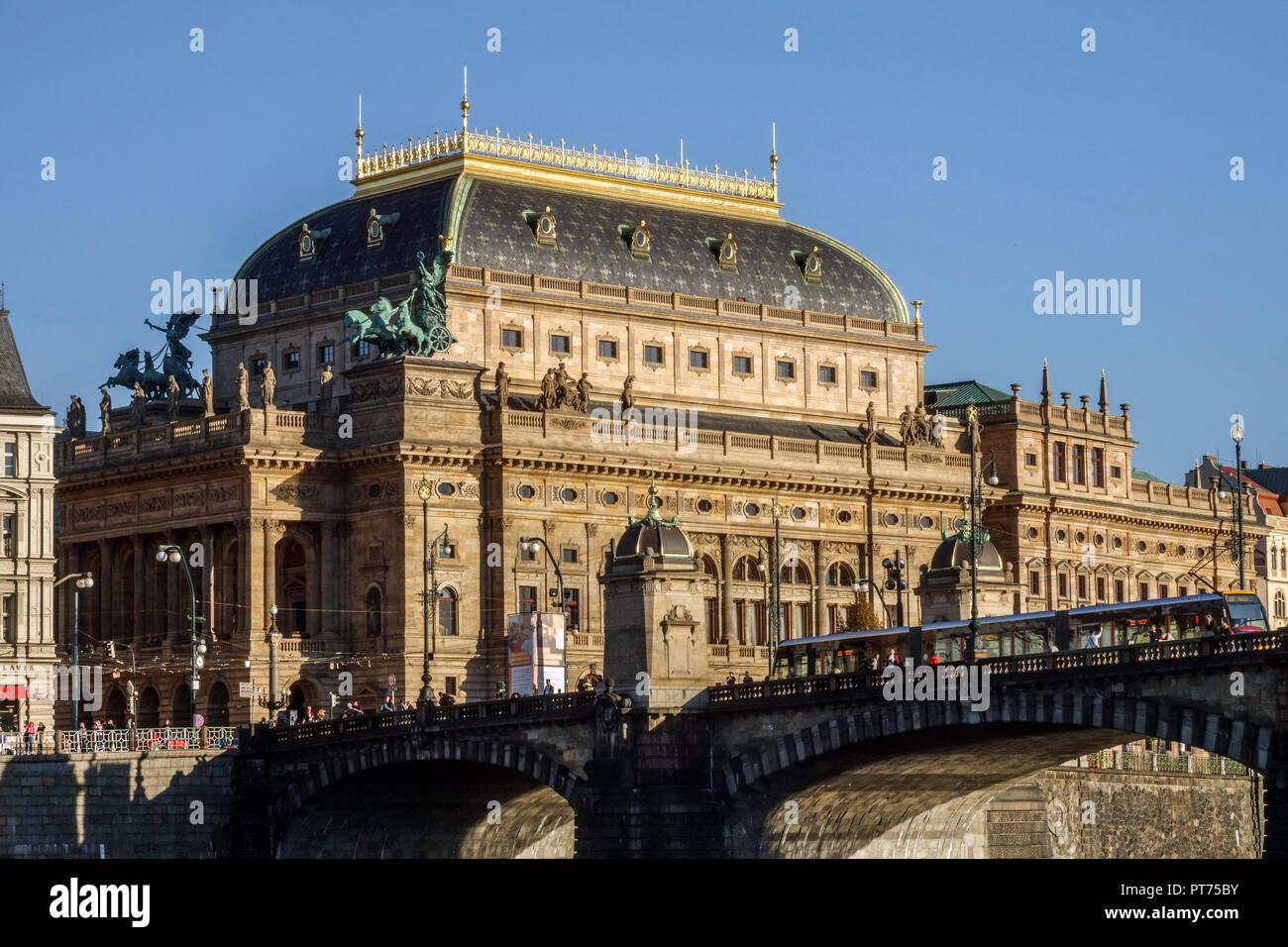 La legione Bridge e il Teatro Nazionale di Praga, Repubblica Ceca Foto Stock