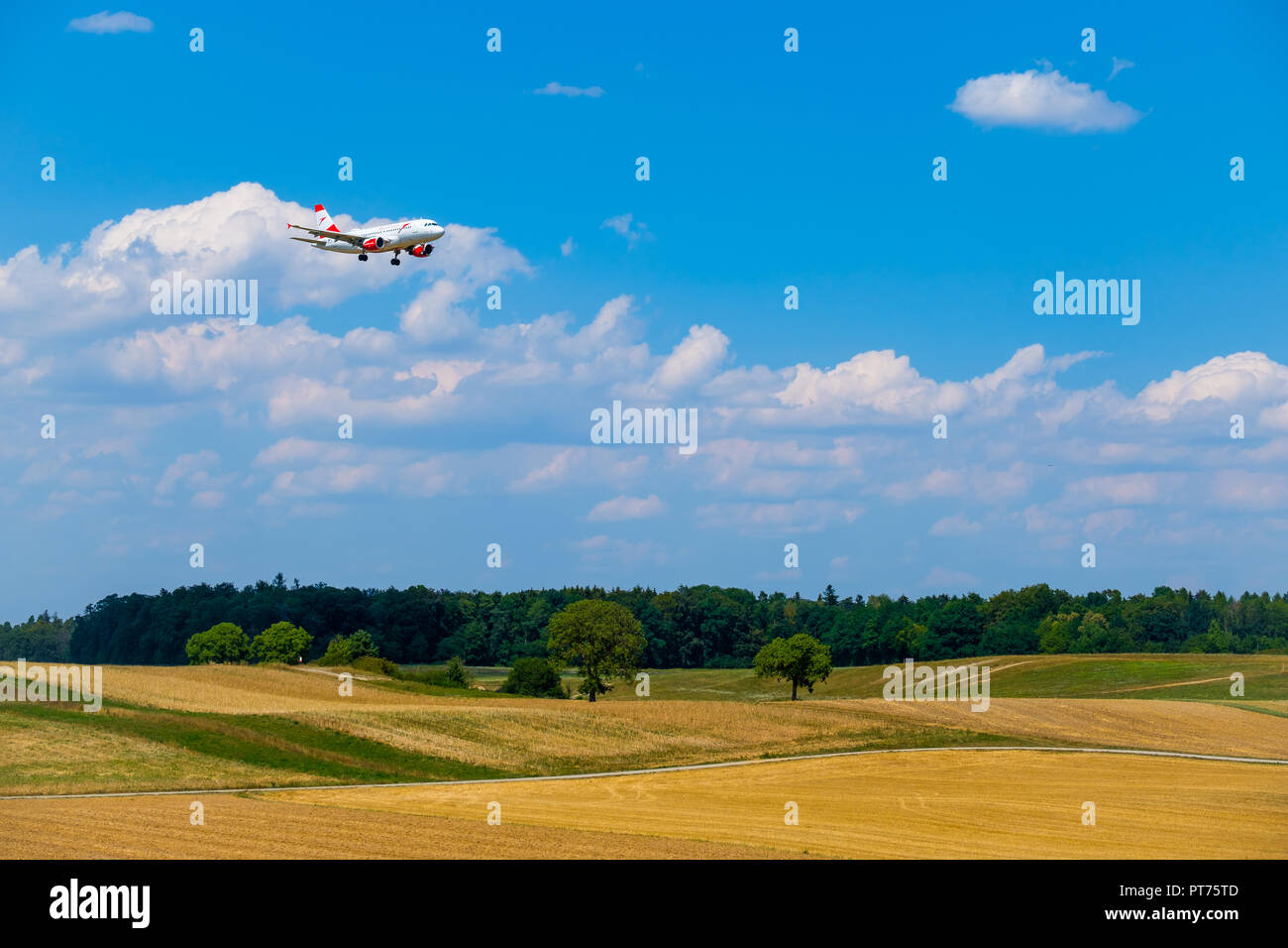 Zurigo, Svizzera - Luglio 19, 2018: Austrian Airlines aereo vola nel cielo blu, preparazione per lo sbarco a tempo di giorno a Zurigo nternational airp Foto Stock