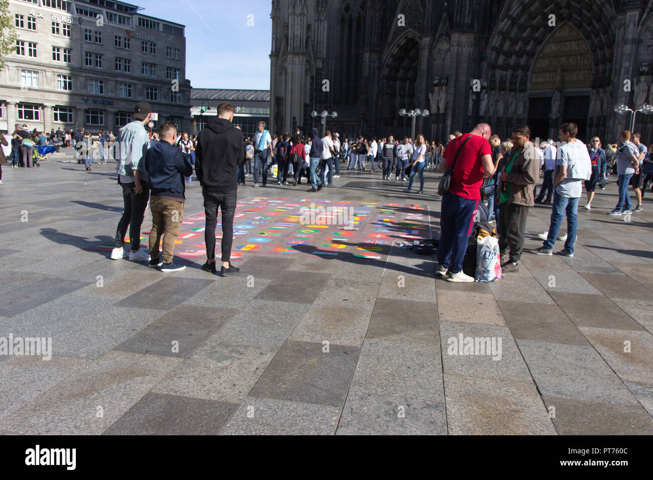 Colonia, Germania- Ottobre 06, 2018: pochi turisti sulla piazza di fronte alla casa di Colonia. Il grande giorno. Foto Stock