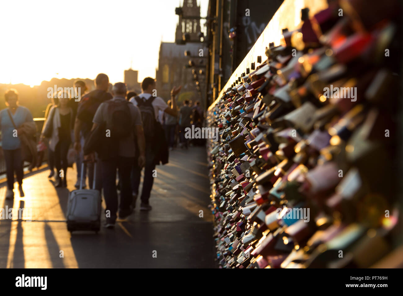 Colonia, Germania- Ottobre 06, 2018: turisti sul ponte di Hohenzollern. come un segno di amore forte o forte amicizia amorevole, coppie o gruppi di co Foto Stock