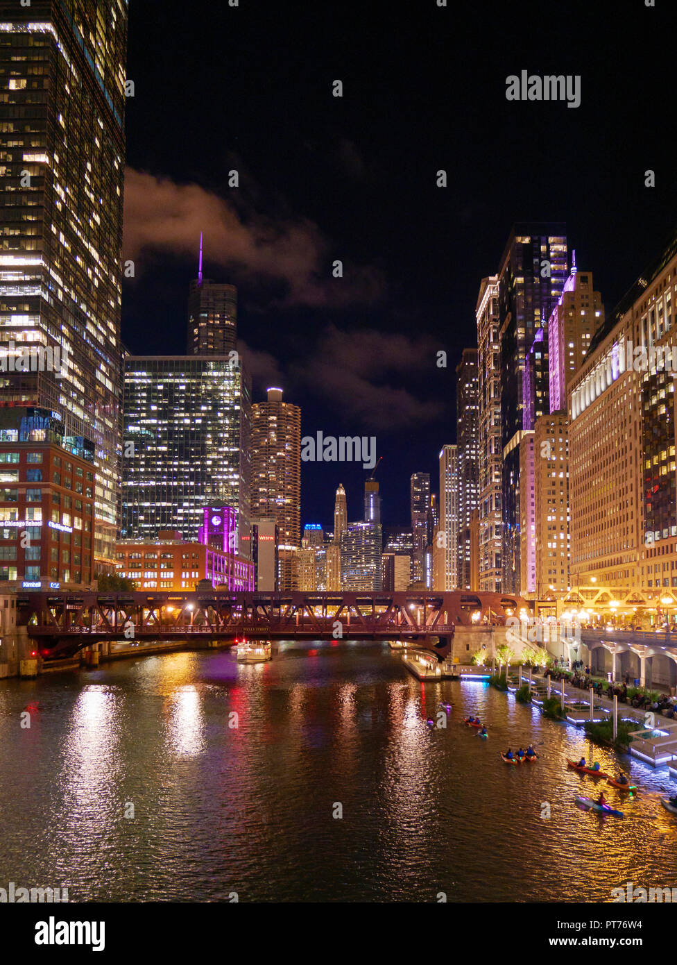 Chicago River vista notturna a est da Franklin Street Bridge. Kayakers a destra. Foto Stock