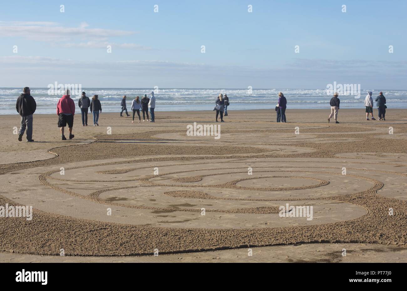 La gente a piedi una grande labirinto di sabbia creato da Denny Dyke, a Heceta Beach in Firenze, Oregon, Stati Uniti d'America. Foto Stock